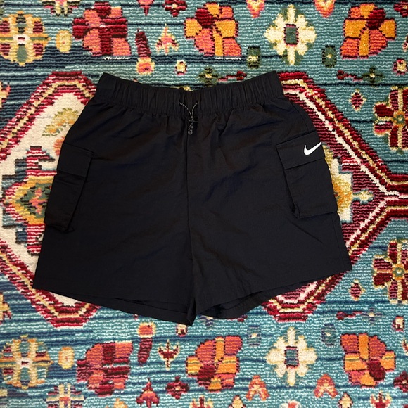 Nike Sportswear Essential
Women's Woven High-Rise Shorts - Picture 3 of 6